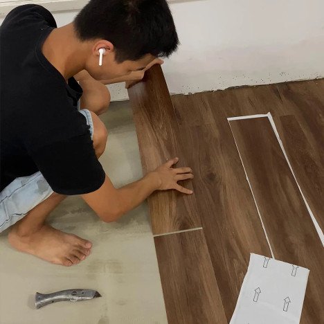 Carreau résidentiel en plastique imperméable pour la protection de l'environnement, antibactérien, anti-moisissure, auto-adhésif, panneau de plancher en vinyle